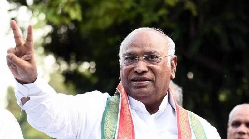 Mallikarjun Kharge: कांग्रेस अध्यक्ष मल्लिकार्जुन के खिलाफ 100 करोड़ के मानहानि का केस, कोर्ट ने समन जारी किया…