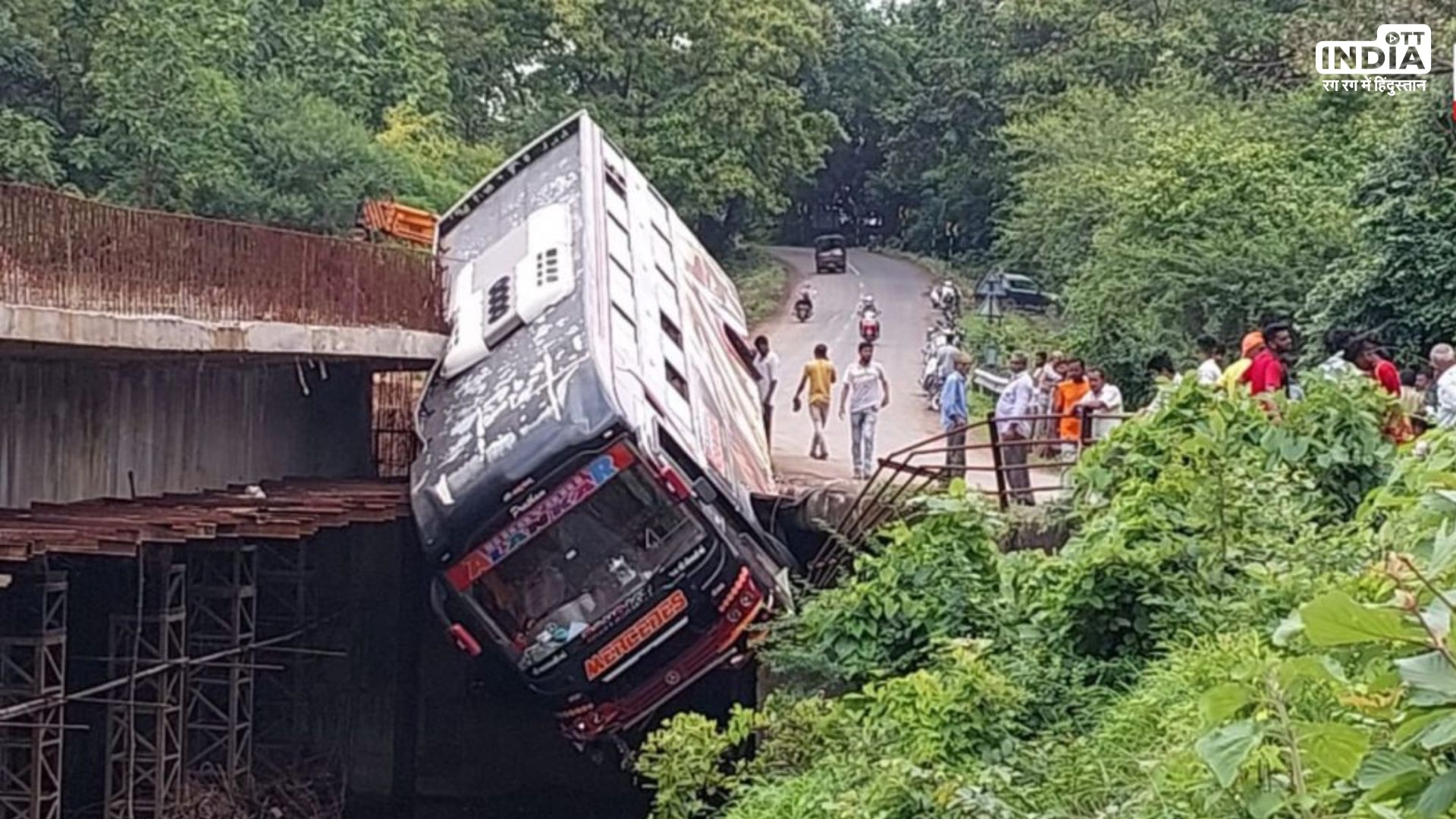 शिरडी यात्रा पर जा रही यात्रियों की बस हादसे में पलटी, बड़ी जनहानि से बच गई