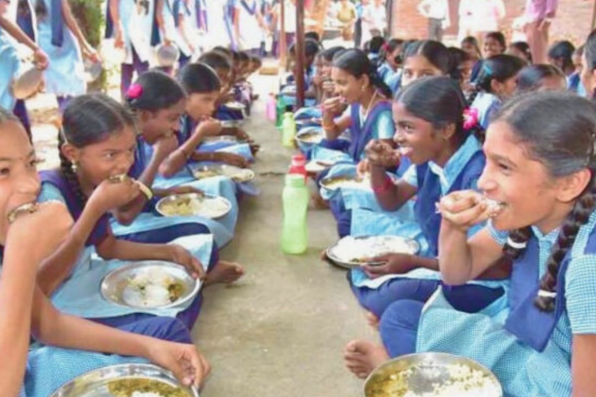 Mid Day Meal Scheme : बच्चों के खाने पर सरकार की सीधी नजर, आठवीं तक के मिड डे मील की जानकारी एप पर करनी होगी अपलोड