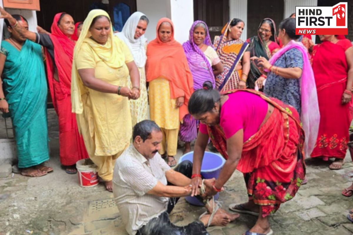 महिलाओं ने पूर्व चेयरमैन को रस्सी से बांध कर कीचड़ से नहलाया, कहा- भगवान को खुश करना था