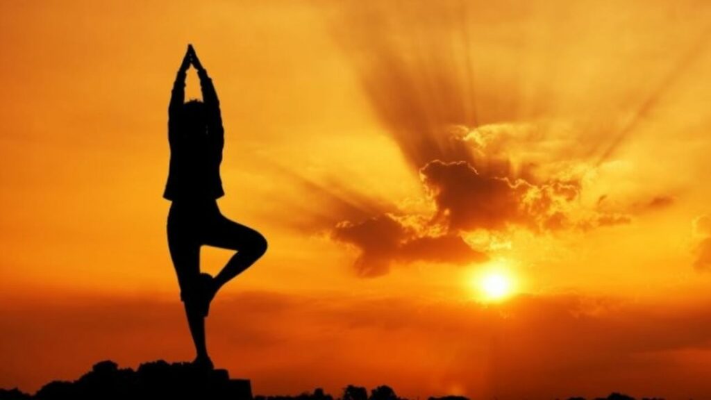 Surya Namaskar Ke Fayde: सर्दियों में रोज सुबह सूर्य नमस्कार रखेगा आपको चुस्त दुरुस्त, जानें पांच फायदे   
