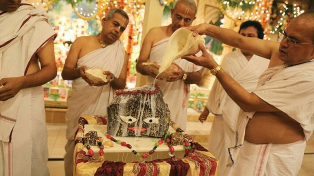 ISKCON Puja Paddhati: भगवान कृष्ण को समर्पित है इस्कॉन, जानें इसकी पूजा पद्धति 