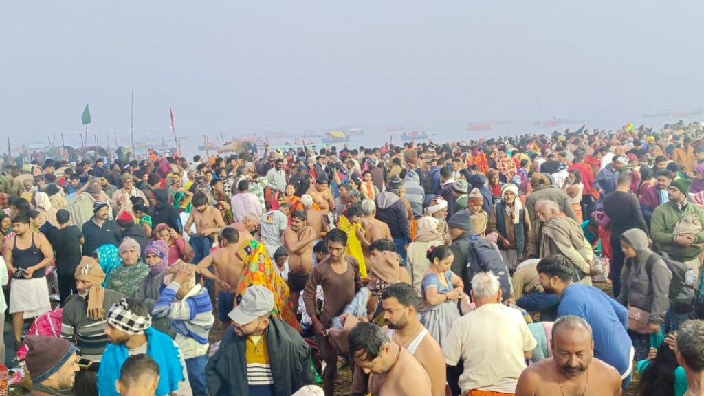 Mahakumbh 2025: 'हर हर गंगे' के नारे के साथ महाकुंभ में लाखों श्रद्धालुओं ने लगाई पवित्र डुबकी 