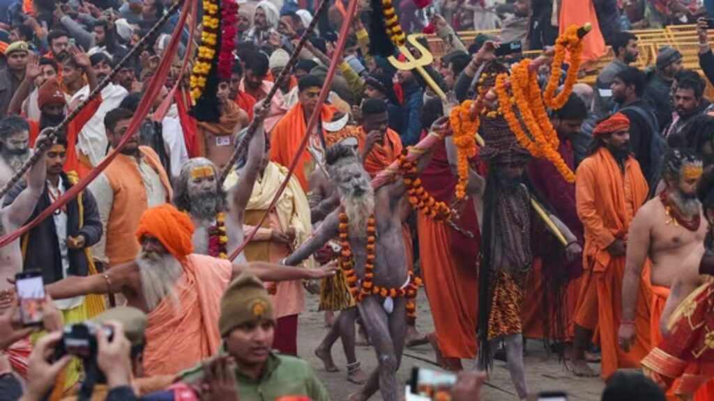 Mahakumbh 2025 Amrit Snan: मकर संक्रांति पर महाकुंभ का पहला अमृत स्नान आज, अखाड़ों के संत लगा रहे हैं डुबकी 