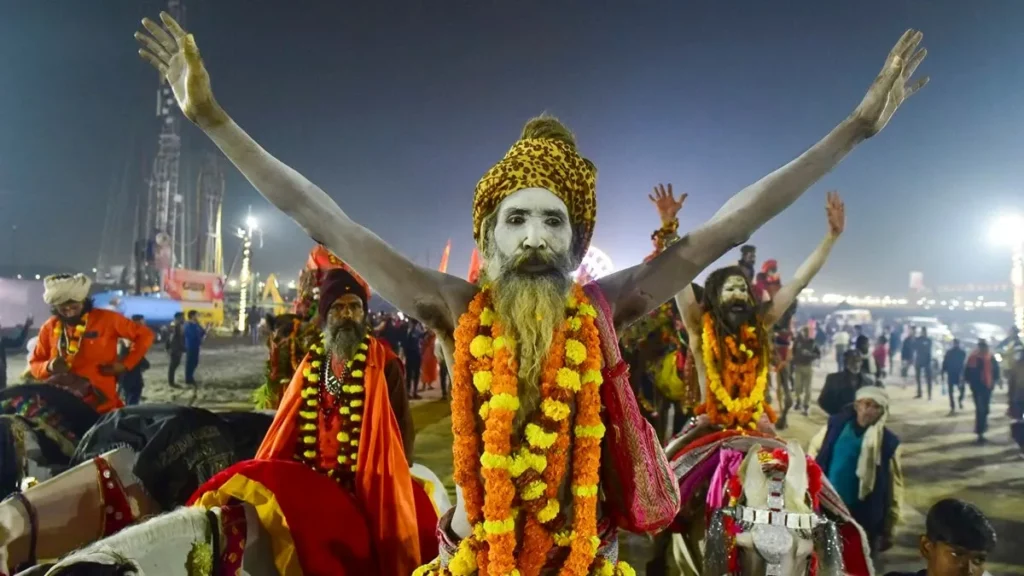 Mahakumbh Travel Tips: परिवार संग महाकुंभ जाने का है प्लान तो इन बातों का रखें विशेष ध्यान
