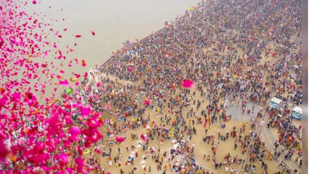 Mahakumbh Magh Purnima: महाकुंभ में माघ पूर्णिमा स्नान आज, श्रद्धालु लगा रहे हैं आस्था की डुबकी 