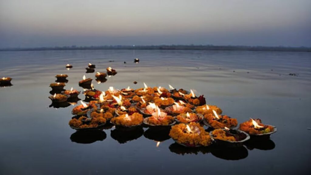 Mahakumbh Magh Purnima: महाकुंभ में माघ पूर्णिमा स्नान आज, श्रद्धालु लगा रहे हैं आस्था की डुबकी 