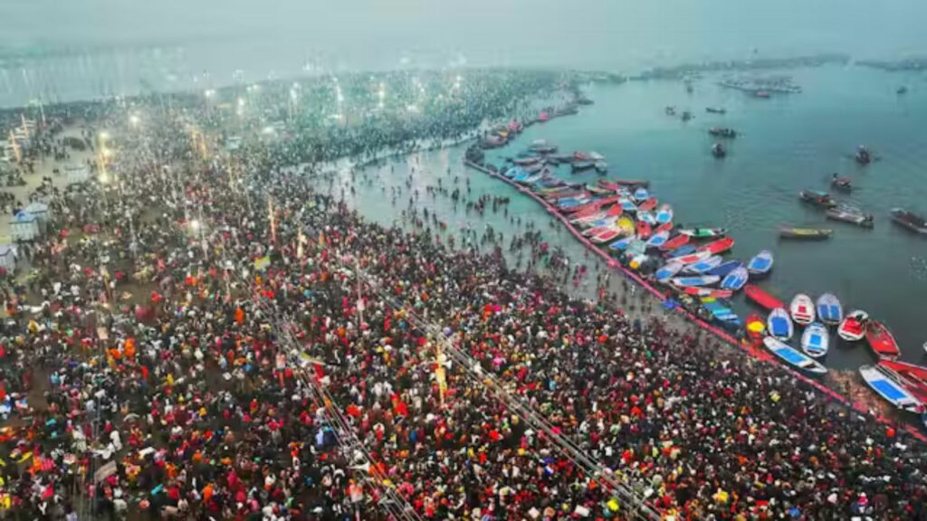 Mahakumbh Magh Purnima: महाकुंभ में माघ पूर्णिमा स्नान आज, श्रद्धालु लगा रहे हैं आस्था की डुबकी 