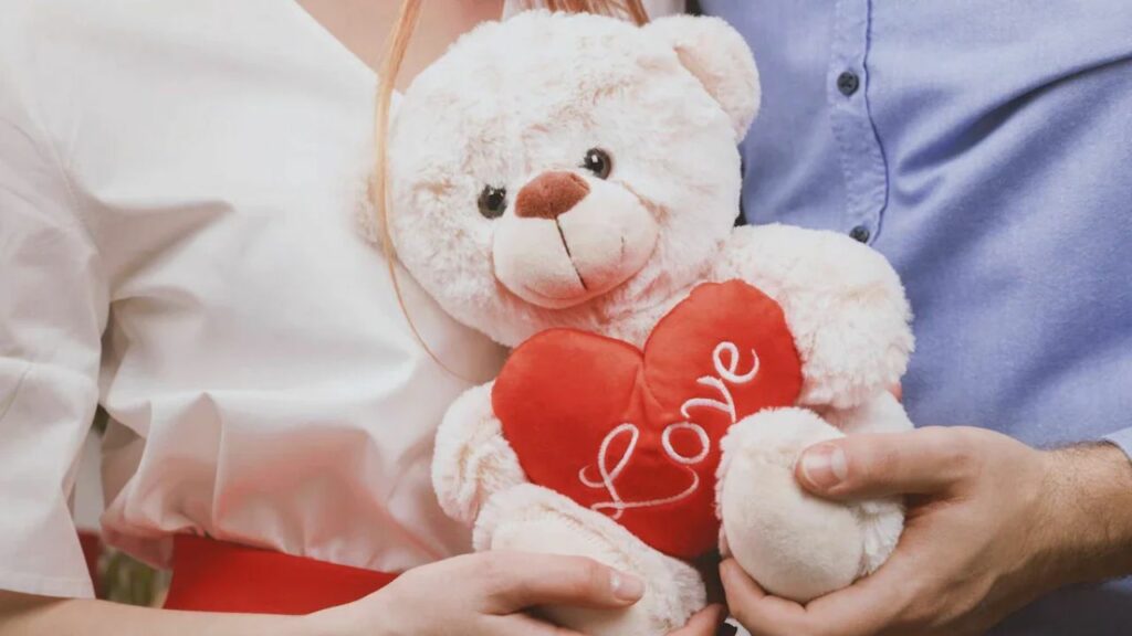 Teddy Day 2025: टेडी डे पर अपनों को भेजें ये स्पेशल मैसेज, बनाएं उनके दिन को ख़ास 