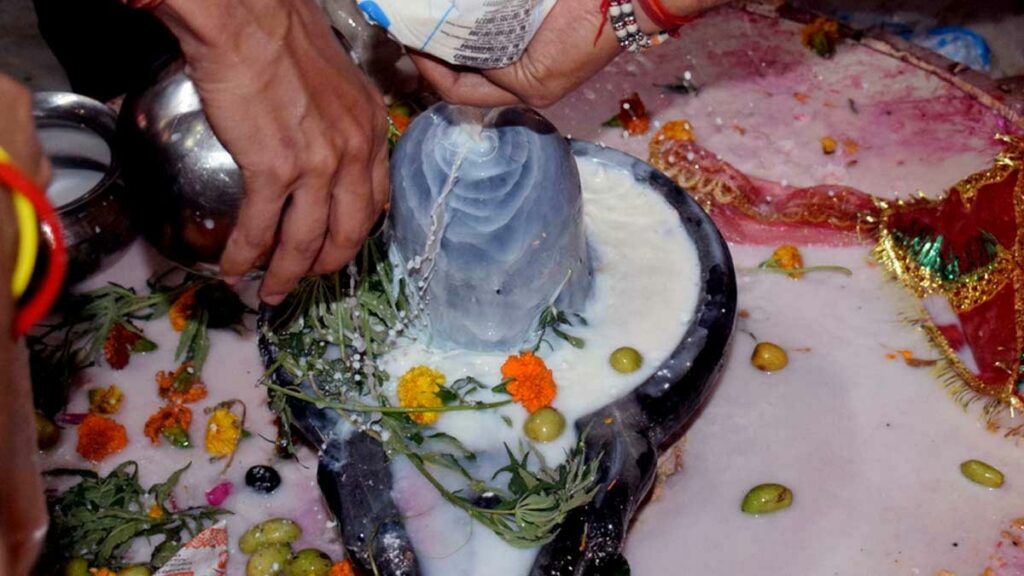 Mahashivratri Puja: महाशिवरात्रि में काले तिल चढ़ाने का विशेष है महत्त्व, बाधाएं होती हैं दूर 