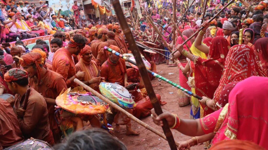 Barsana Lathmar Holi 2025: आज खेली जाएगी बरसाने में लट्ठमार होली, राधा-कृष्ण से है इसका संबंध 