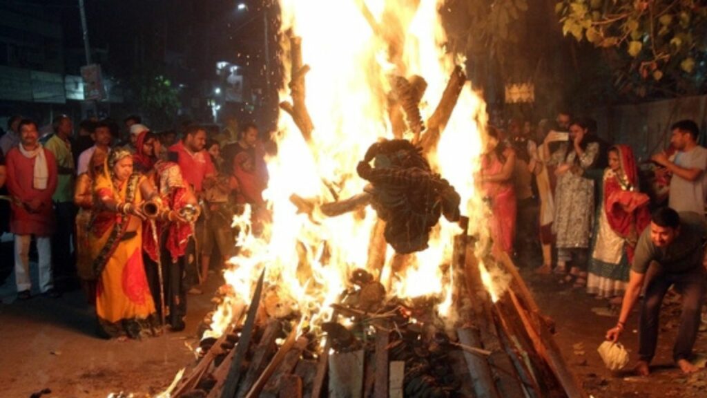 Holika Dahan 2025: भद्रा के साये के बीच आज होगा होलिका दहन, जानिए शुभ मुहूर्त 