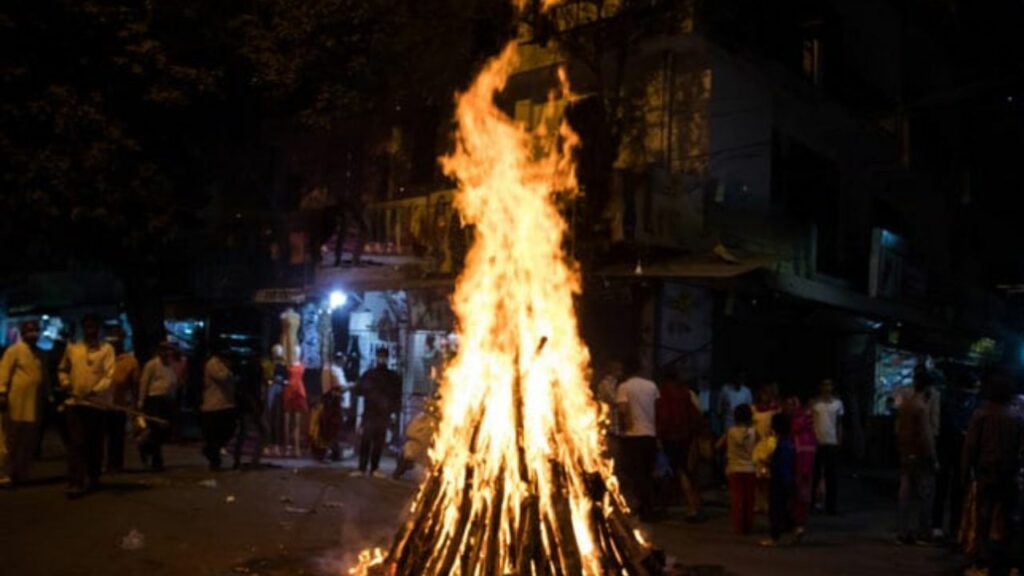 Holika Dahan 2025: भद्रा के साये के बीच आज होगा होलिका दहन, जानिए शुभ मुहूर्त 