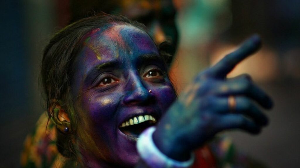 Holi Colors Removal: होली खेलने के बाद कैसे छुड़ाएं रंगों को? यहां देखें स्टेप बाई स्टेप प्रक्रिया 